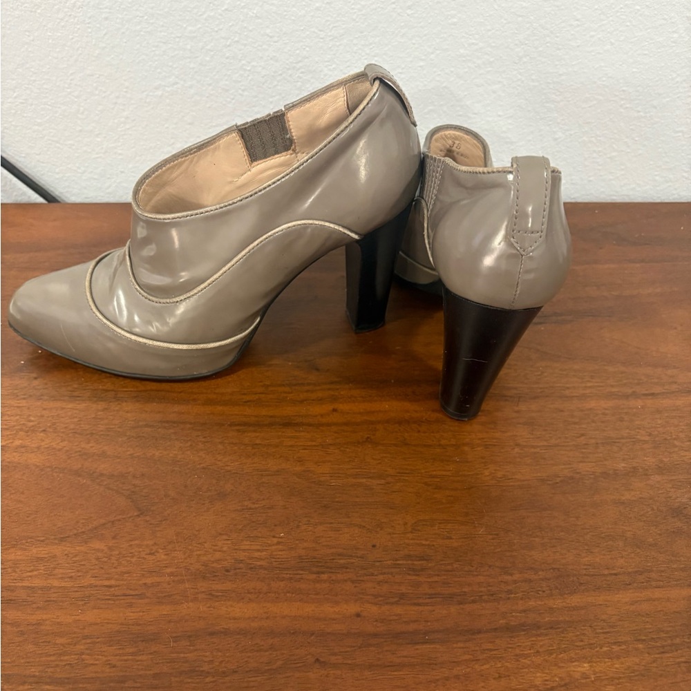 Tod's Tan Heeled Pumps Classic Design
